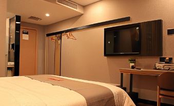 Junyi Select Hotel (Yinan Zhisheng Tangquan store)