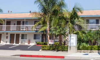 Travelodge by Wyndham Fullerton Near Anaheim