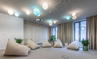 a room with bean bag chairs arranged in a circle , creating a cozy and inviting atmosphere at Hilton Garden Inn Mannheim