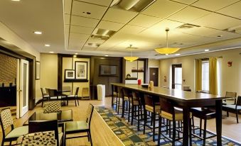 Hampton Inn & Suites Cleveland/Oakwood Village