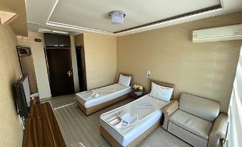 1. Hotel Du..