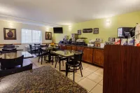 Super 8 by Wyndham Beaumont I-10 South/College St