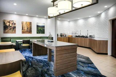 Fairfield Inn & Suites Tulsa Central Отели рядом с достопримечательностью «Expo Square»