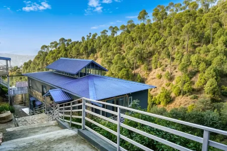 The Frost Wood, Ranikhet, Uttarakhand Отели рядом с достопримечательностью «Golu Devta temple»