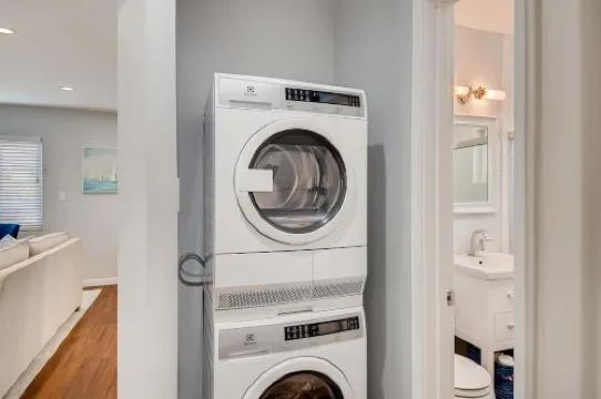 NEW Modern Island Getaway, sleeps 6, Dog Friendly!