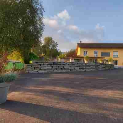 Domaine Chloe du lac Hotel Exterior