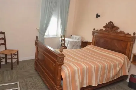 Hotel du Commerce Отели в г. Люньи