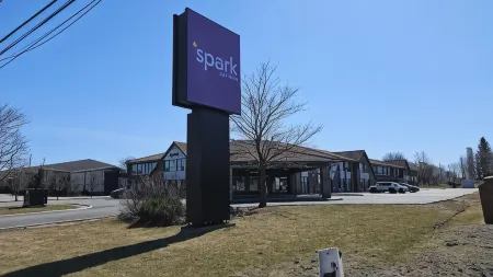 Spark by Hilton Oshawa Отели рядом со станцией Oshawa Via Rail Station