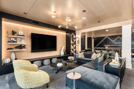 Electric Pass Lodge-Snowmass Village! Luxe Ski in/Ski Out! Pool/Slide, Hot Tub Отели рядом с достопримечательностью «Аспен Сноумасс Ски Резорт»