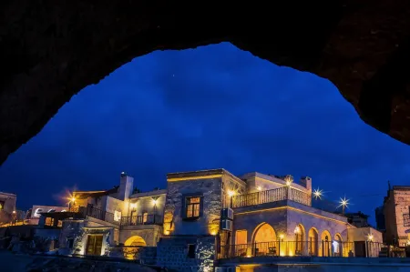 Caldera Cave Hotel & Restaurant