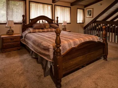 Spacious, 3BR/3Ba, A/C, EV charger, game room, pool table, 2 miles from Yosemite Hotels near Camp Green Meadows