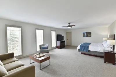 Holiday Inn Express Wisconsin Dells Отели рядом с достопримечательностью «Ошснер Парк Зу»