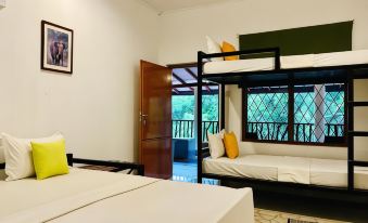 Funky Leopard Safari Lodge Bordering Yala National Park