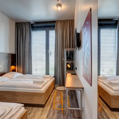 Meininger Hotel Berlin Tiergarten Отели рядом с достопримечательностью «Станция метро Amrumer Straße»