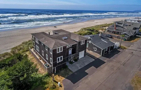 Amazing Oceanfront Home -Two Master Suites! Отели рядом с достопримечательностью «Jetty Marina»