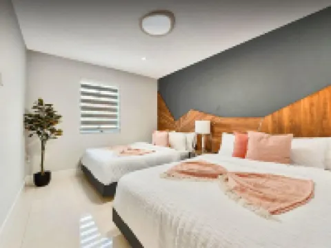 Sunshine Villa 6Br w/Swimming Spa/Games/Chill Yard Hotels in Hialeah