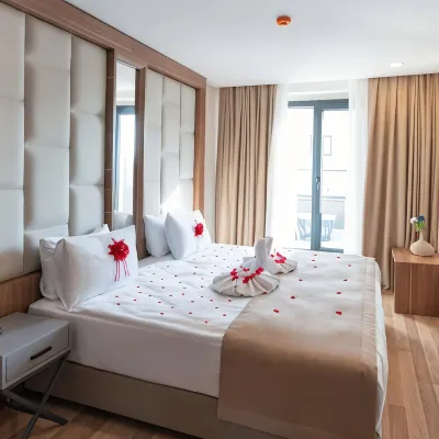 فور سايدس تاكسيم لايون هوتل آند ابا Hotels near برج الساعة، دولمة بهجة