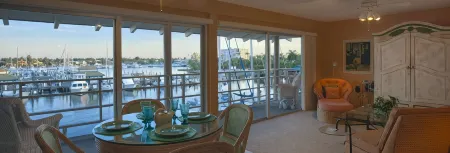 Cove Inn on Naples Bay Отели в г. Нейплс