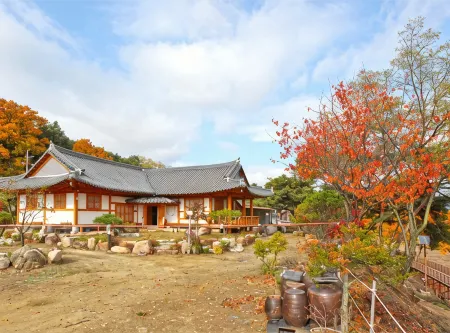 Sangju Eopungdae Hwangto Hanok Pension Отели в г. Санджу