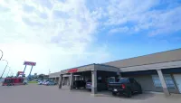 Skyview Motel - parking