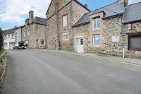 Maison de Ville Avec Jardin Privatif Hôtels à : Plancoët