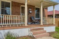 LoHi Retreat, Walk to Downtown, Game Room, Huge Backyard, Sleeps 12, Garage - บังกะโล