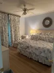 Charming lake cabin on beautiful Lake Martin - 6 bedrooms, sleeps 17 - Hytter