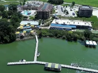 Charming 3-bedroom condo with stunning lake views in fabulous Arnolds Park, IA Hoteles en Arnolds Park