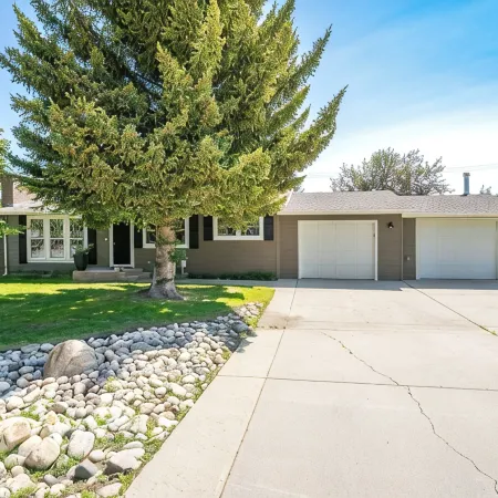 Stylish 2BR/2BA Retreat – Pet-Friendly, Patio, Workspace. Wifi.