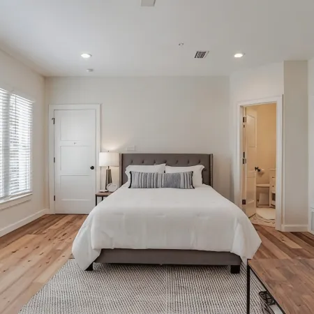 Fantastic studio in Leinkauf Historic District!