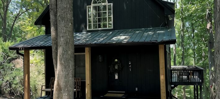 Charming Treehouse cabin with WiFi, Hot tub, Firepit in marvelous Smithville Hotels in DeKalb County