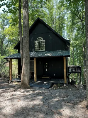Charming Treehouse cabin with WiFi, Hot tub, Firepit in marvelous Smithville - 4-Star