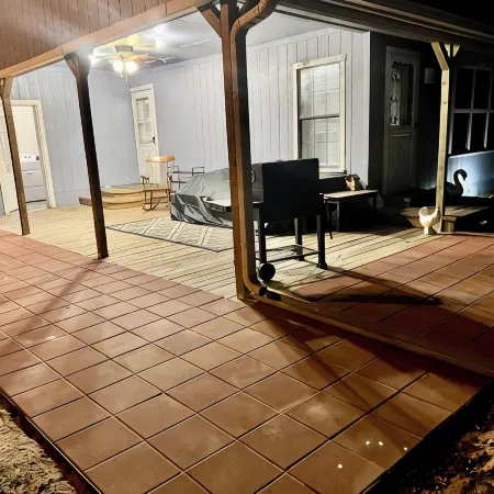 Charming 3-bedroom house in delightful Wolfe City with AC, WiFi