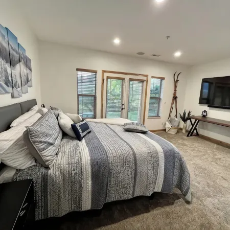 Spacious Eden Retreat – Modern Comfort, Scenic Views & Room for 11