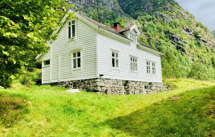 Original fjord house in its own beautiful fjord arm of the Sognefjord