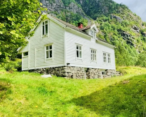 Original fjord house in its own beautiful fjord arm of the Sognefjord Hotele w: Vik