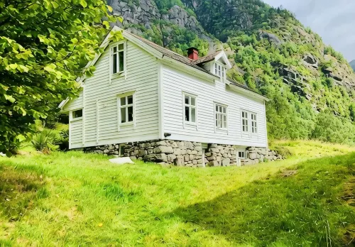 Original fjord house in its own beautiful fjord arm of the Sognefjord