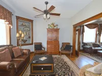 4-bedroom house in historic Berkeley Springs with AC, WiFi & Hot Tub Hotels in Berkeley Springs