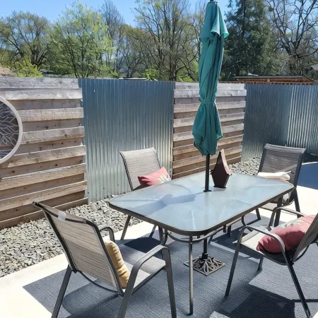 3 Bedroom, 2 Bath, Clean, Bright, Modern Space, in a Quite, Modest Neighborhood