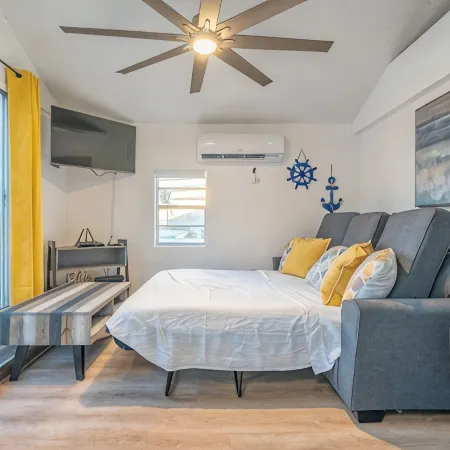Lovely 1 bedroom with partial water view