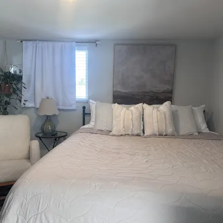 Charming studio in delightful La Mesa with WiFi, AC and Deck Отели рядом с достопримечательностью «Парк Лейк-Мюррей»