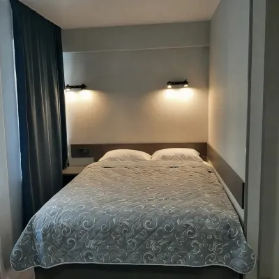 Milar Mini-Hotel 奧羅拉號巡洋艦附近的飯店