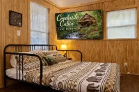 Romantic Cabin: Hot Tub, Fire Pit, Indoor & Outdoor Living, EV Charger
