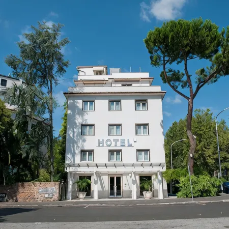 Hotel La Pergola Отели рядом с достопримечательностью «Станция метро Jonio»