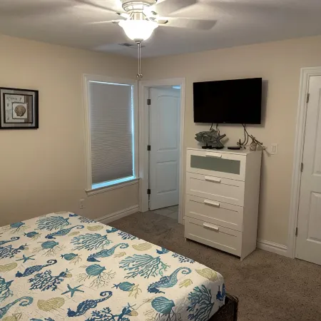 Soundside Oasis: Short Walk to Sound + Linens & Cleaning Included – Sleeps 8