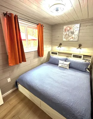 Container Home with Rooftop Deck, Amazing Views, Full Kitchen and Bath, Wi-Fi