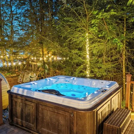 Lakehouse w/ Kayaks, MiniGolf, Sauna, HotTub, Swings and playground for Kids!