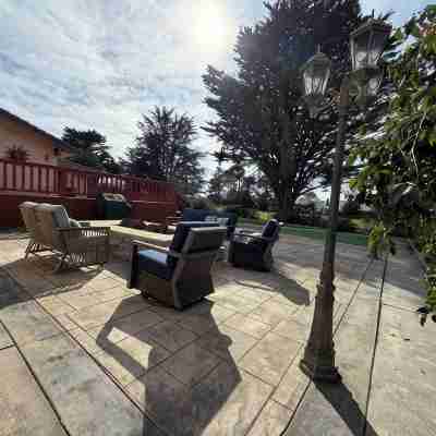 Spacious 4300 sq ft Bay Escape – On Golf Course & Near to Beach and Trials Hotel Exterior