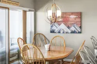 Cozy dog- friendly condo that sleeps 6 -with pools and VIEWS, minutes to slopes