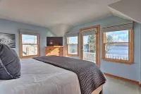 Rhode Island Haven: Walk to Greenwich Bay!